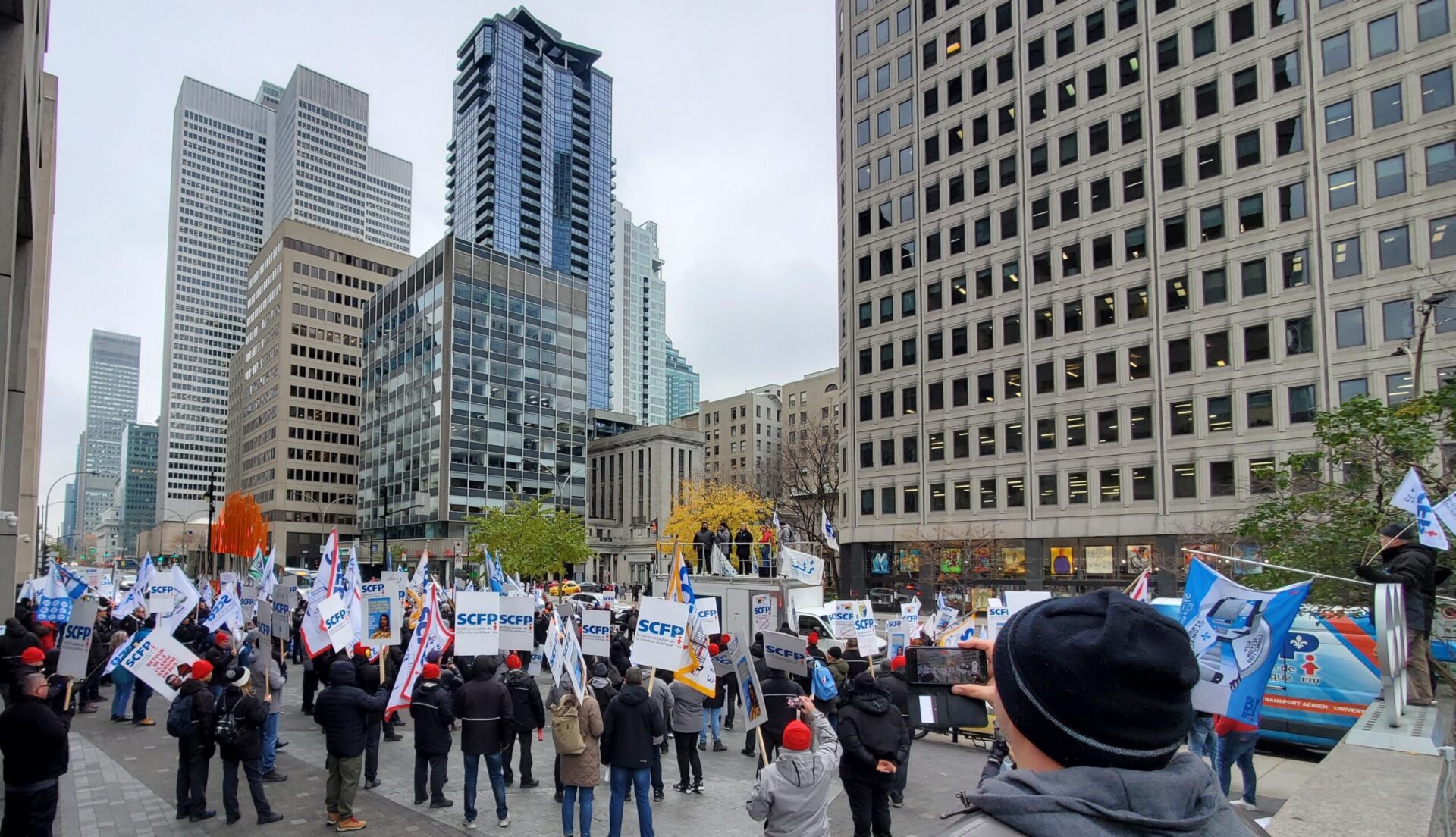 2023-11-14 Résumé: Manifestation pour le financement en transport en commun